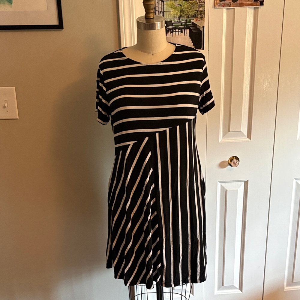 Yelete Black & White Striped Short Sleeve Mini Dress
